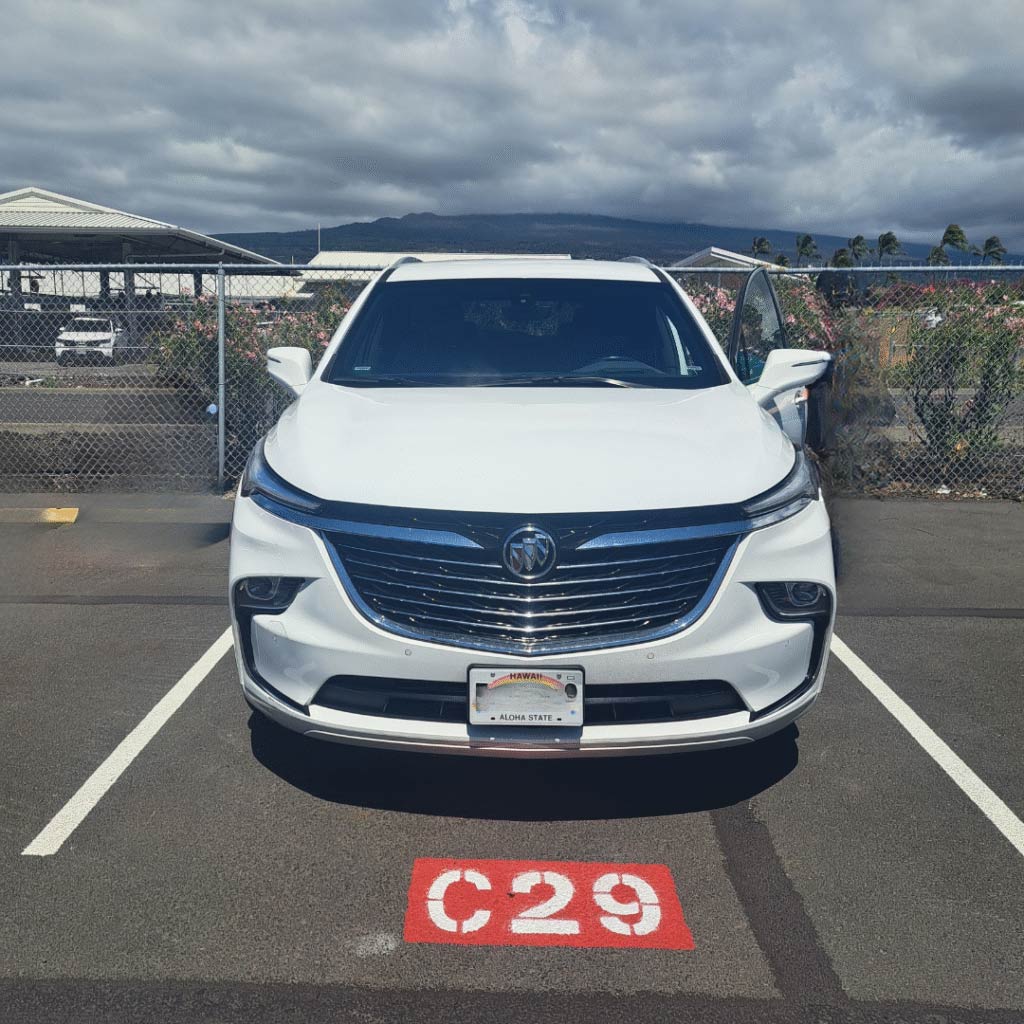 ハワイ島 コナ空港 フルサイズSUV7名乗り 正面