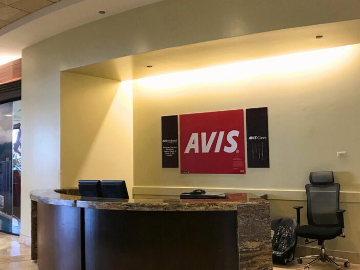 エイビスレンタカーのシェラトンワイキキ営業所カウンター