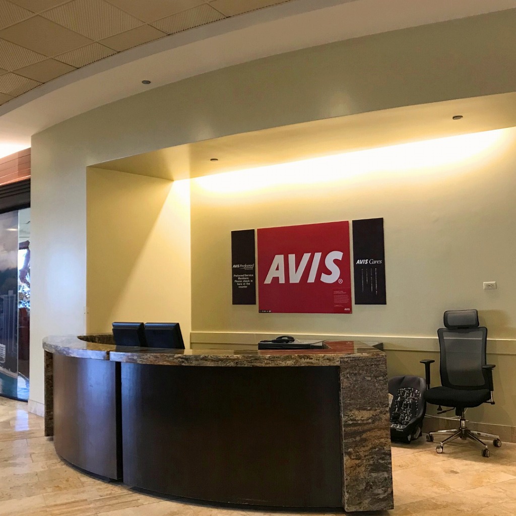 エイビスレンタカーのシェラトンワイキキ営業所カウンター