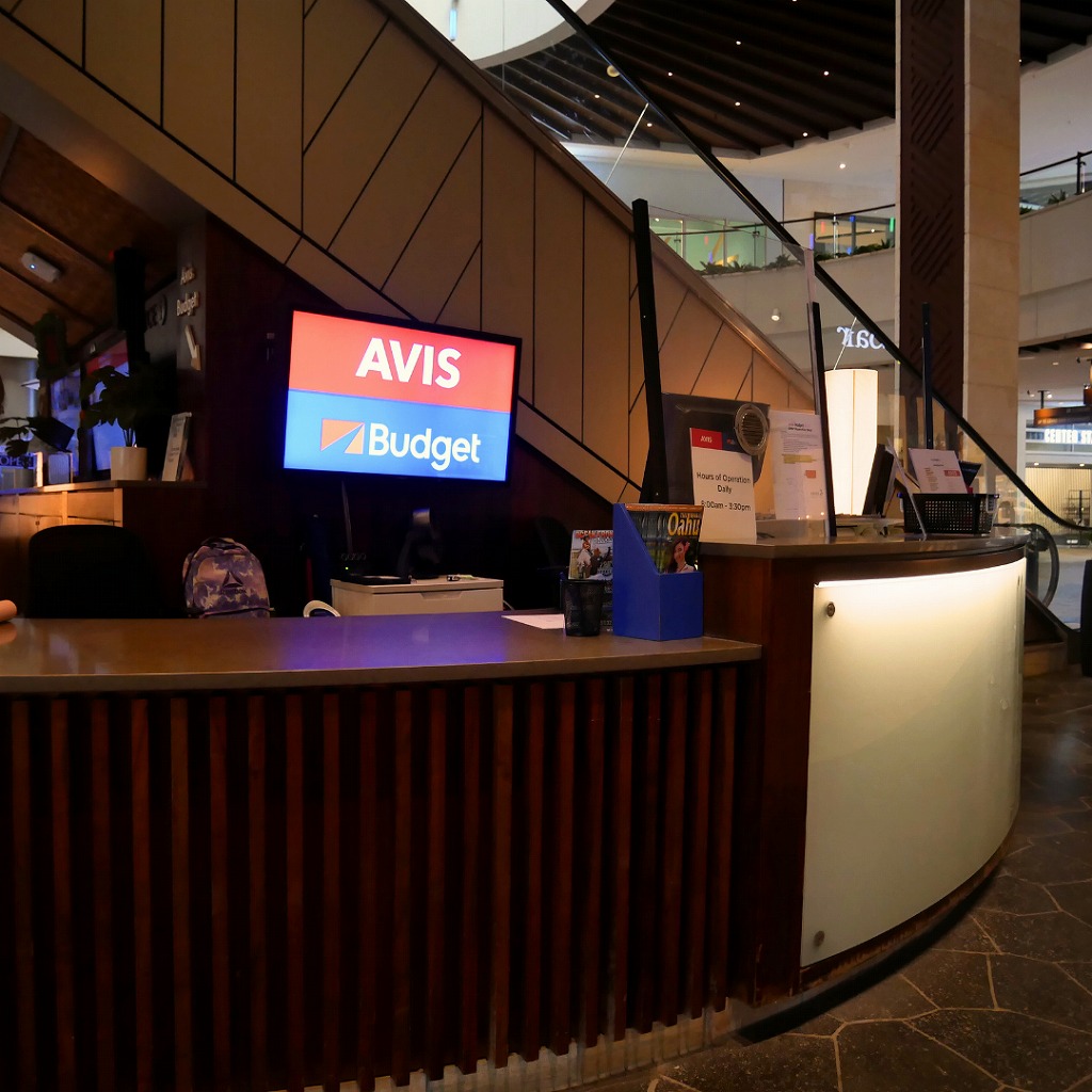 ワイキキ、インターナショナルマーケットプレイスのAVISカウンター