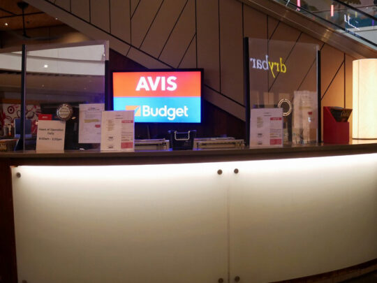 ハワイ・インターナショナルマーケットプレイスのAVISカウンター