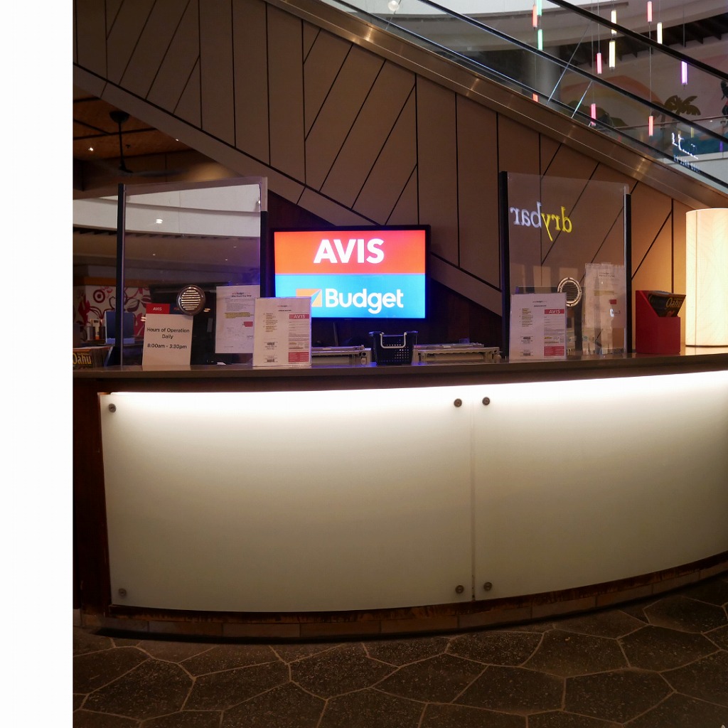 ハワイ・インターナショナルマーケットプレイスのAVISカウンター
