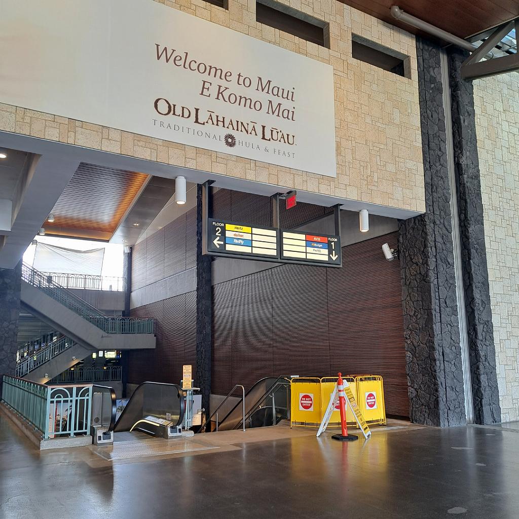 AVISレンタカー カフルイ空港営業所 
