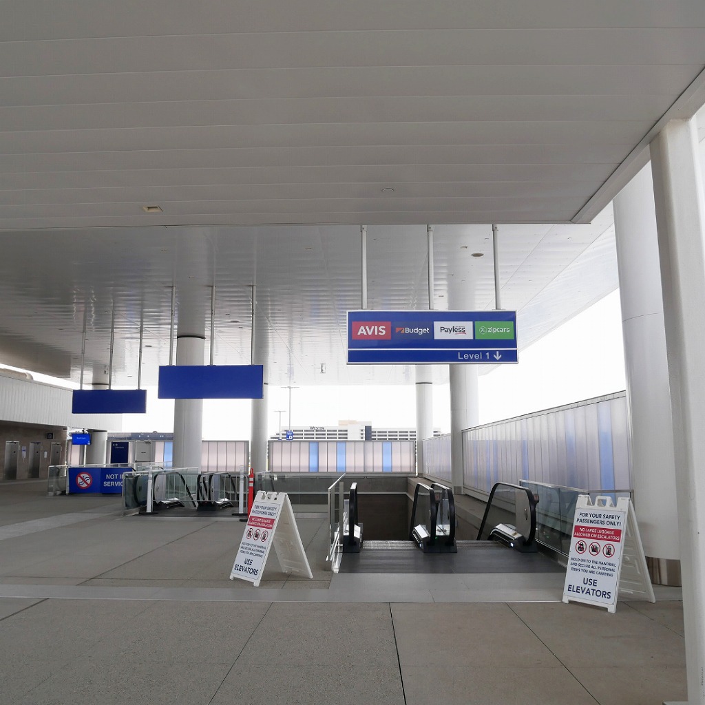 エイビスレンタカー ロサンゼルス空港 エスカレーター