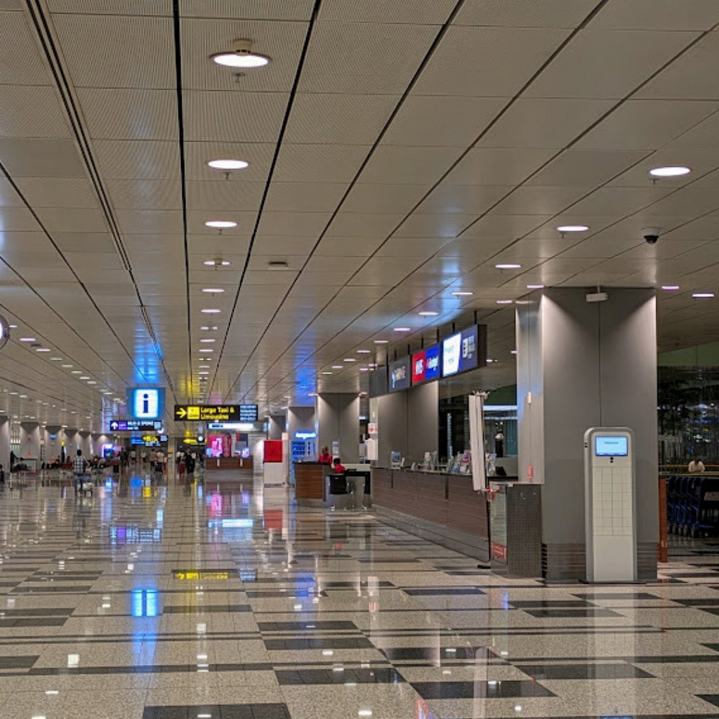 シンガポールチャンギ空港ターミナル３のエイビスレンタカーのカウンター付近